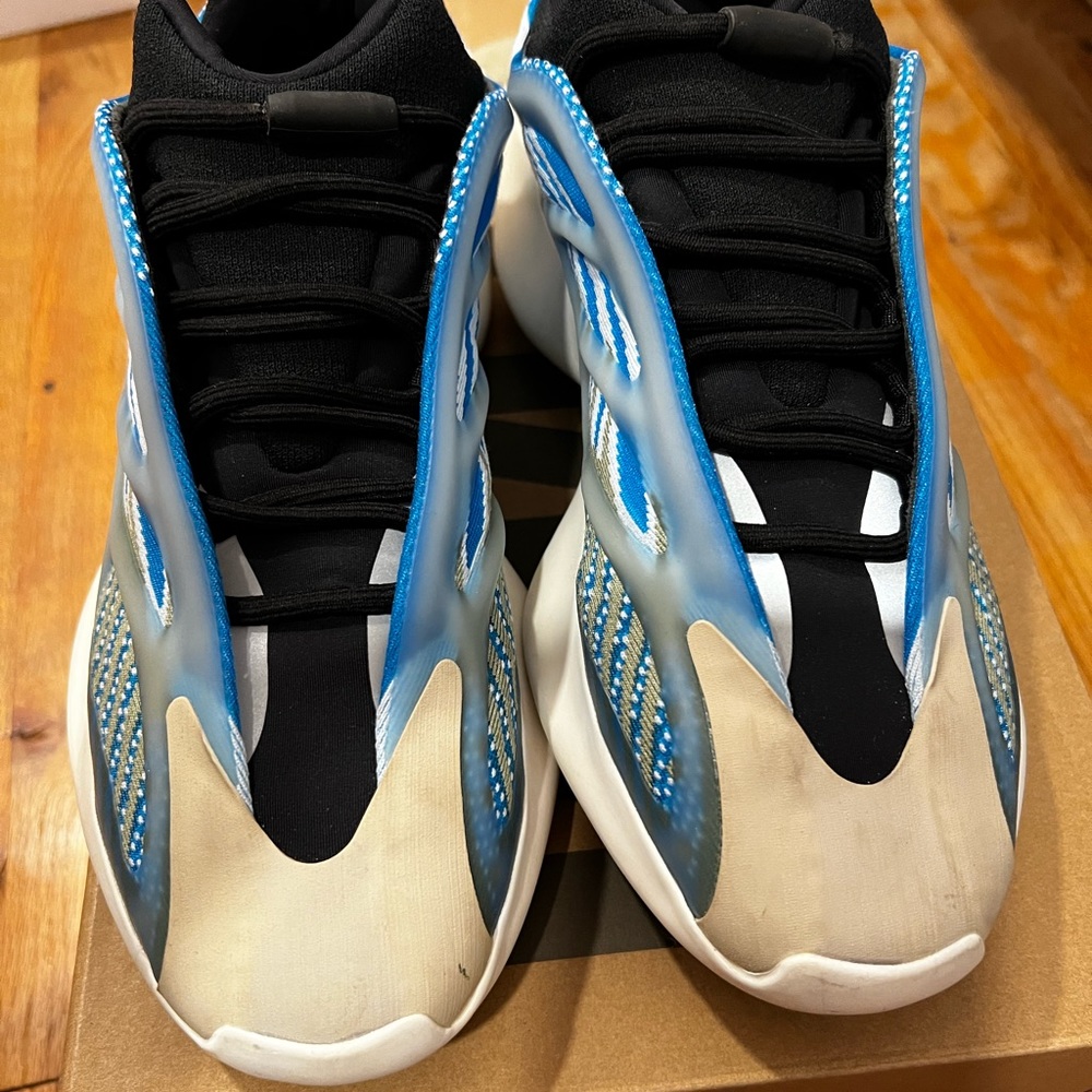 Used Yeezy 700 V3 Arzareth size 8